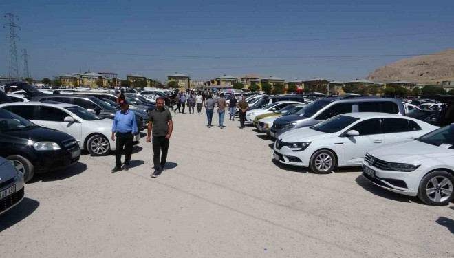 Van’da ikinci el açık oto pazarında