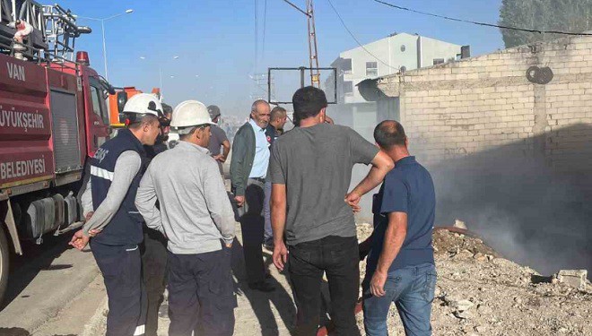 Van’da atık araç lastikleri yandı