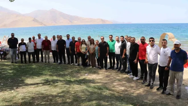Van’da turizm acenteleri bir araya geldi: Ne geliş ne gidişlerde insanlar Van’a ulaşamıyor