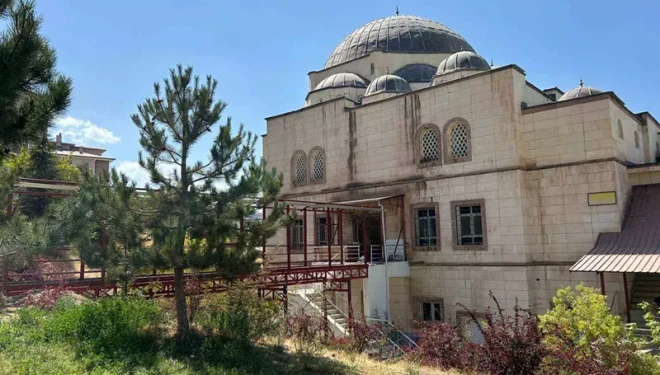 Van’da yaşlı ve engelliler için camiye geçit yapılıyor