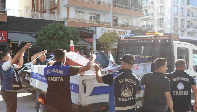 VBB kaldırım ve yollara bırakılan malzemeleri topladı