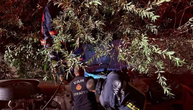 Van’da otomobil su kanalına düştü: 1 yaralı