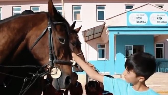 Atlı Jandarma timleri okul çevresinde devriye yaptı