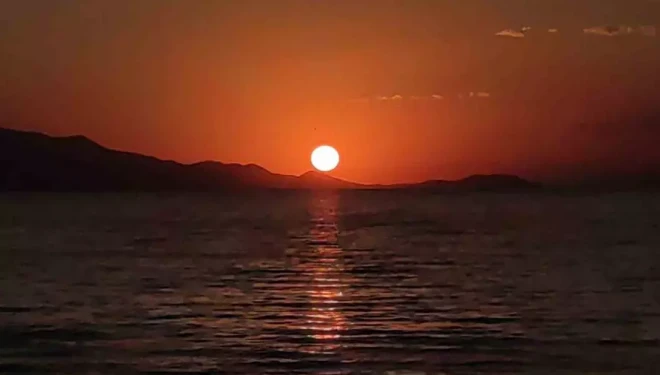 Van Gölü’nde gün batımı kartpostallık manzaralar oluşturdu