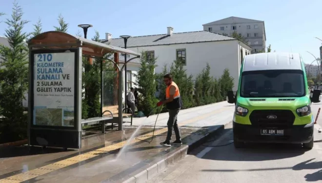 Van’da mobil temizlik ve yıkama aracıyla duraklar artık daha temiz