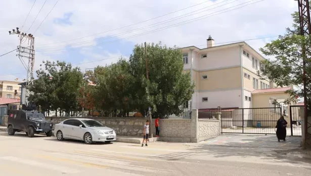 Van'da öğretmene saldırı: Kayınbiraderi zannedip başka öğretmeni bıçakladı!