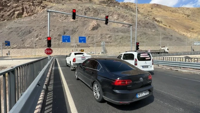 Yeni Köprü’ye trafik ışıkları yerleştirildi