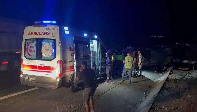 Lastiği patlayan minibüs takla attı: 2 ölü, 8 yaralı