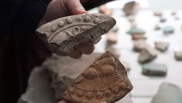 Tarlada bulunan çatı kiremidi, yıllar sonra uluslararası arkeolojik keşfin kapısını araladı