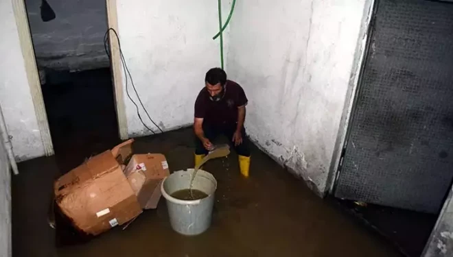 Çöp yığınları kanalları kapatınca mahalleyi su bastı