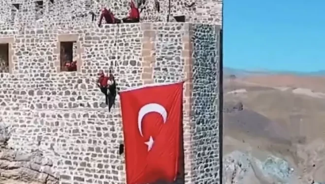 Hoşap Kalesi’nde bayrak yeniden asıldı