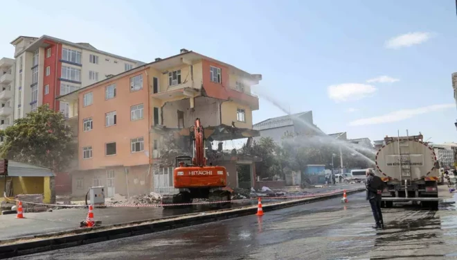Van’da yol genişletme çalışmaları için 4 katlı bina yıktırıldı