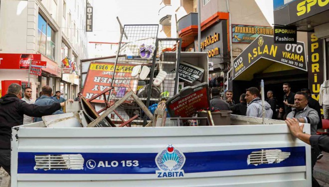Zabıta ekipleri kaldırımlara bırakılan ürünleri topladı