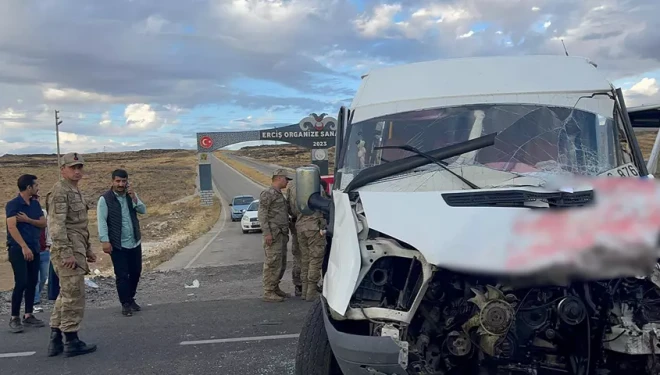 Van’da okul servisiyle tır çarpıştı: 15 yaralı