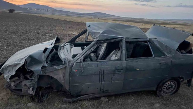 Lastiği patlayan otomobil karşı yoldan gelen cipe çarptı
