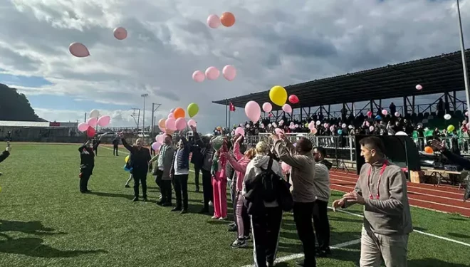 Amatör küme maçı öncesi kanseri yenen Nilda için stadyumda balon uçuruldu