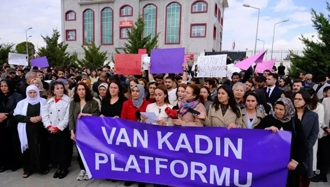 Van'da kadınlar ve öğrenciler Rojin Kabaiş'in katillerinin bir an önce bulunmasını haykırdı