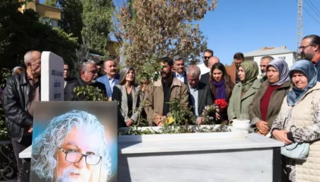 Gazeteci Necmettin Salaz, Van'da mezarı başında anıldı