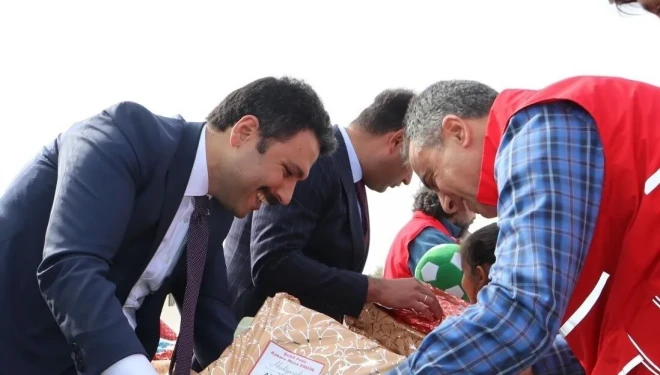 Van’da yüzlerce çocuğa bot ve mont dağıtıldı