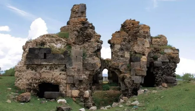 Van'ın tarihi yapıları sahipsizlikten gün geçtikçe çürüyor