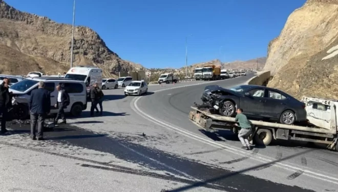 Hakkari-Van karayolunda trafik kazası: 3 yaralı