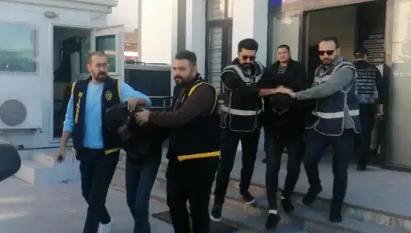 Yaşlı çifti 1 buçuk milyon lira dolandıran sahte polisler tutuklandı