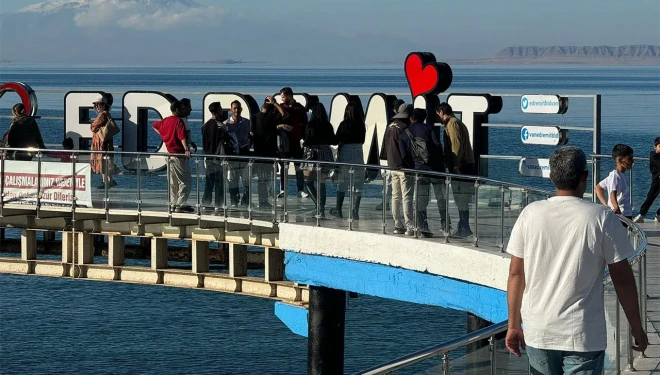 Vanlılar güneşin tadını çıkardı, Edremit'e akın etti