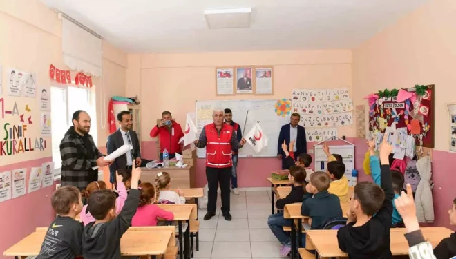 Kızılay’dan Çatak’taki öğrencilere anlamlı destek