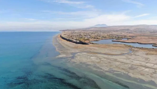 Renkli yazlardan sessiz çöl manzarasına: Van Gölü’nün 8 yıllık değişimi