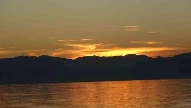 Van’da eş zamanlı güzellik: Ay doğarken güneş battı