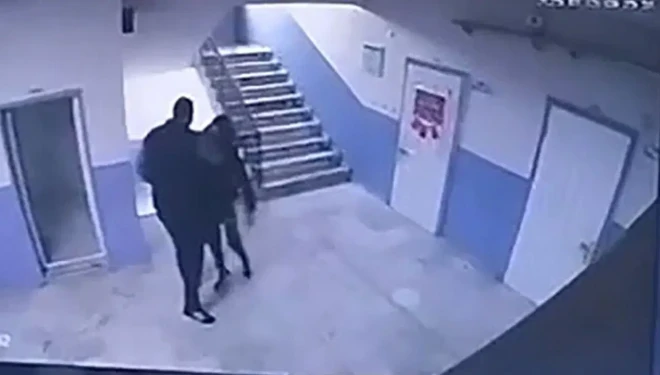 Müdür, otizmli öğrenciyi merdivenlerden aşağıya attı!