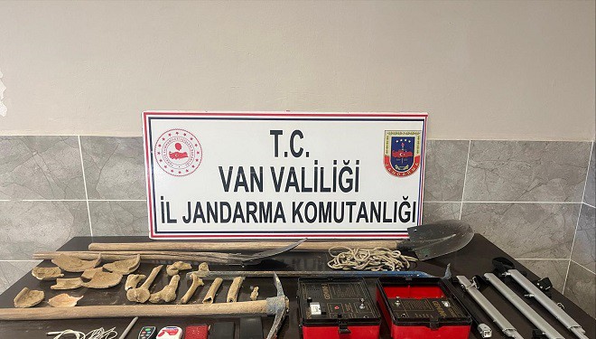 Van’da kaçak kazı yapan 5 kişi yakalandı, kemik parçaları ele geçirildi