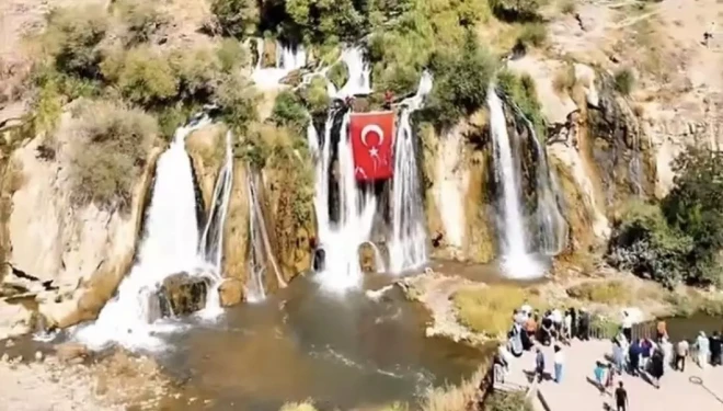 Muradiye Şelalesi’nde Türk bayrağı dalgalandı