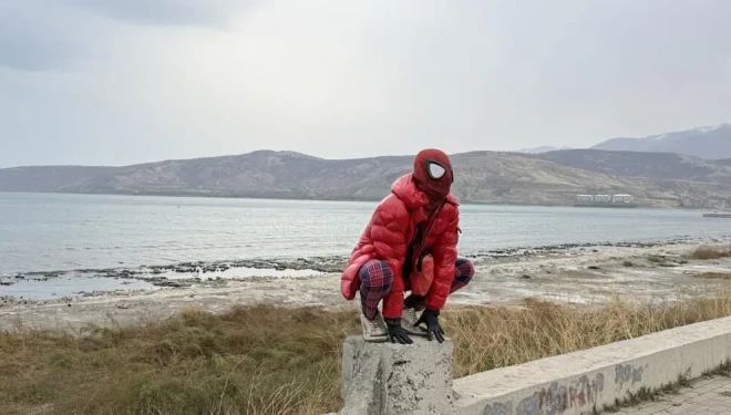 Van Gölü'ndeki kirliğe böyle dikkat çekti