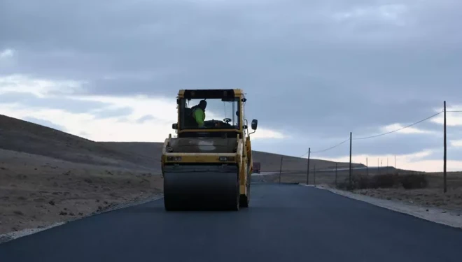 Van Büyükşehir Belediyesi kırsal mahallelerde asfalt çalışmasını sürdürüyor