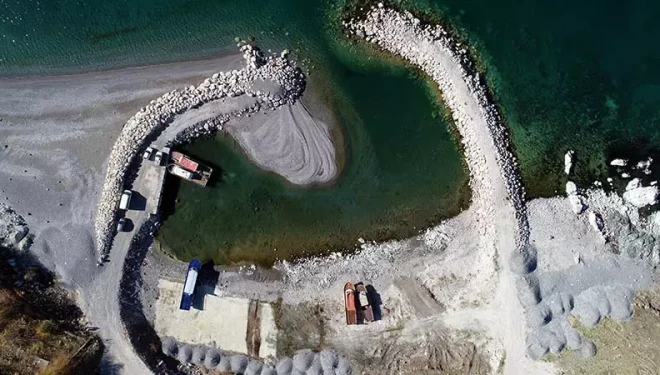 Van Gölü'ndeki balıkçı tekneleri, çekilme nedeniyle limana yanaşmakta zorlanıyor