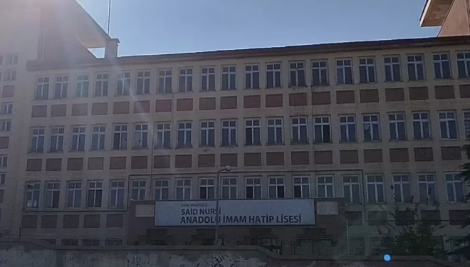 Van’da 5 öğrenci zehirlenme şüphesiyle hastaneye kaldırıldı