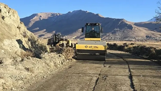 Gürpınar'da yol çalışmaları sürüyor