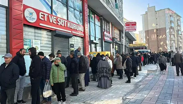Van'da dondurucu soğuklarda ucuz et kuyruğu