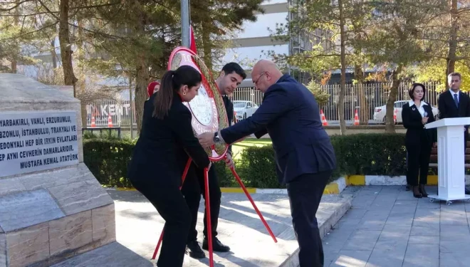 Van’da "24 Kasım Öğretmenler Günü" kutlandı