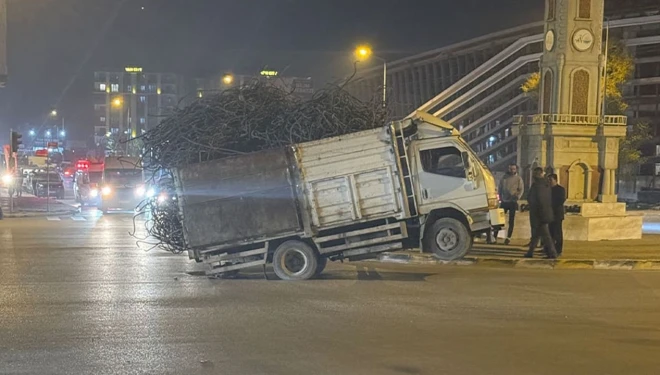 Van'da ilginç görüntü: Yük ağırlığı kamyoneti kaldırdı!