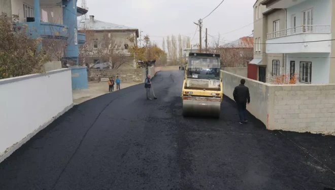 Edremit Belediyesi asfalt çalışmalarını sürdürüyor