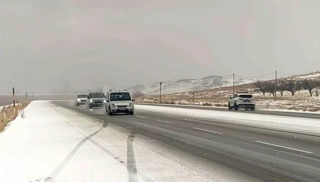 Van-Özalp yoluna dolu yağışı
