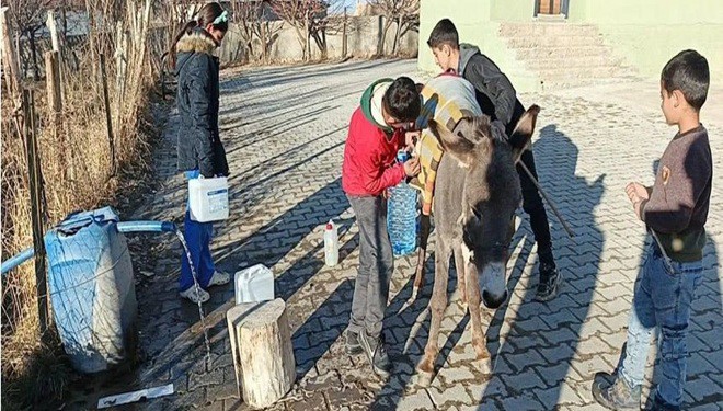 Başkale'de VASKİ'ye fatura tepkisi!