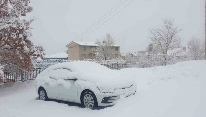 Başkale’de araçlar kara gömüldü