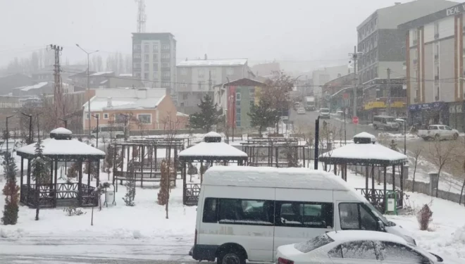Başkale’de kar kalınlığı 20 santimetreyi geçti