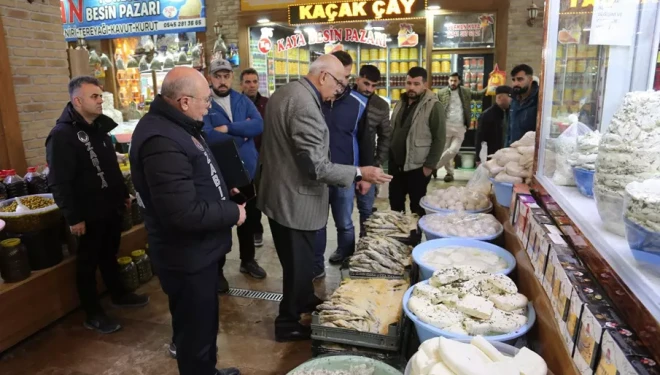 Van Büyükşehir Belediyesi zabıtası peynirciler çarşısını denetledi
