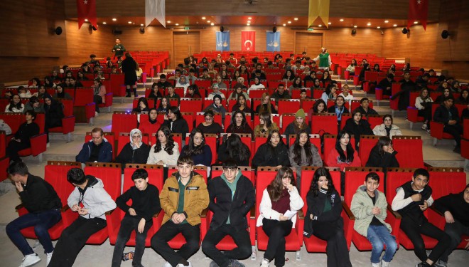 VBB öğrencileri ‘Vecihi Hürkuş’ tiyatrosuyla buluşturdu