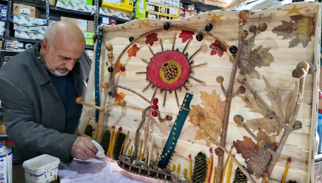 Doğadan topladığı ağaç ve taş gibi nesneleri sanat eserine dönüştürüyor
