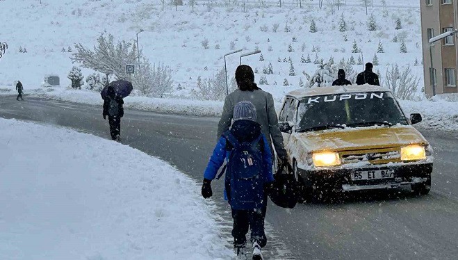 Van’da yoğun kar yağışı: Uçak seferleri rötar yaptı